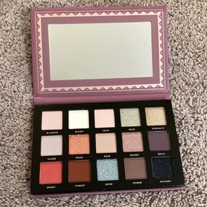 NWOT Ace Beaute eyeshadow palette